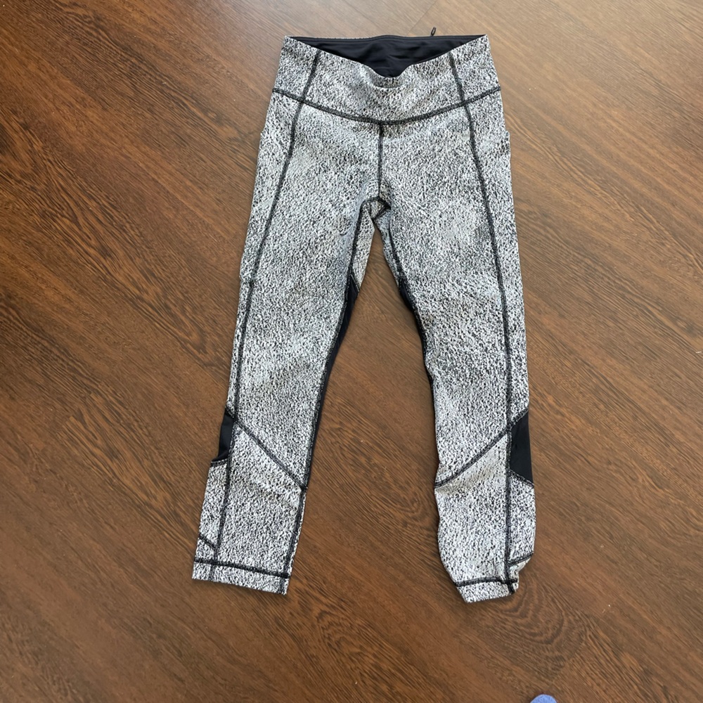 Lululemon white/ black Cropped Legging